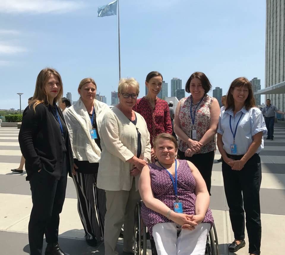 Den svenska delegationen i soldis med FN-flaggan vajande bakom oss.