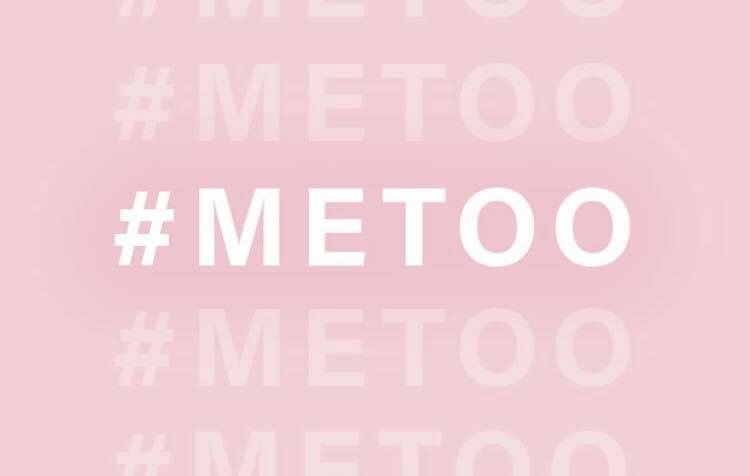 #metoo Ljusrosa bakgrund och #metoo skrivet flera gånger över varandra, i vitt respektive ljusare rosa.